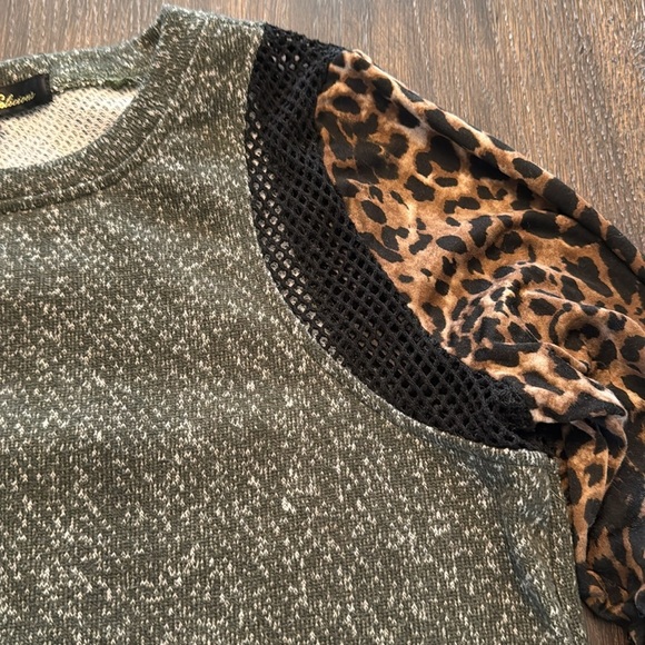 🟣 GRAY SPECKLED SWEATSHIRT W/ LEOPARD SLEEVES SIZE LARGE - Picture 2 of 4